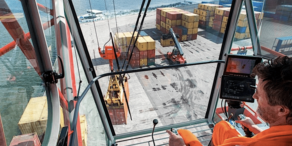 manipulacion de contenedores desde la cabina de una grua