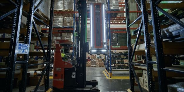 carretilla retractil en almacen