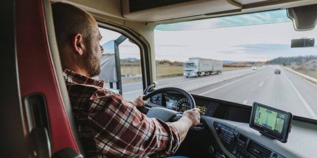 conductor al volante de un camion fuente webfleet