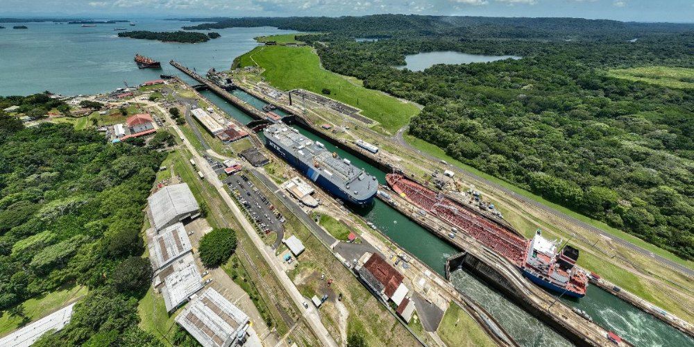 La naviera cubre con trenes los ochenta kilómetros entre las dos costas de Panamá como alternativa en este servicio.
