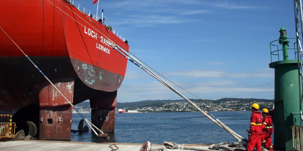 labores de amarre en el puerto de Ferrol