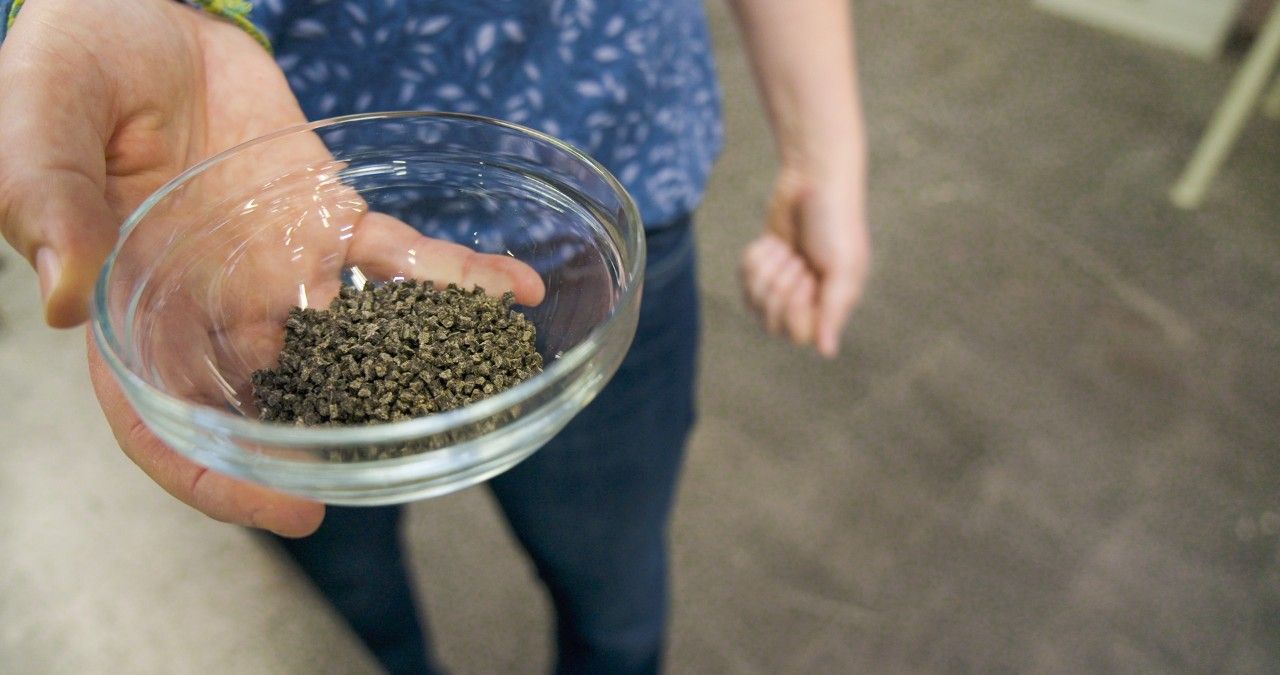 El material está compuesto por un de 40% de fibras y un 60% de plástico de polipropileno reciclado.