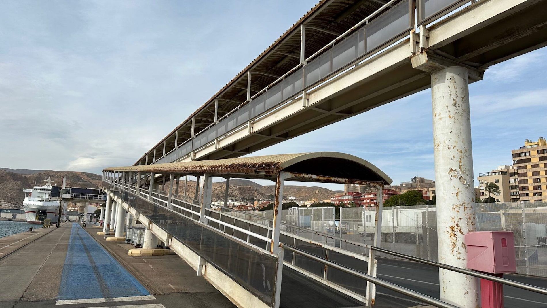 La primera intervención, que empezará a ejecutarse este año, afectará a la pasarela 6 en el Muelle de Ribera II.