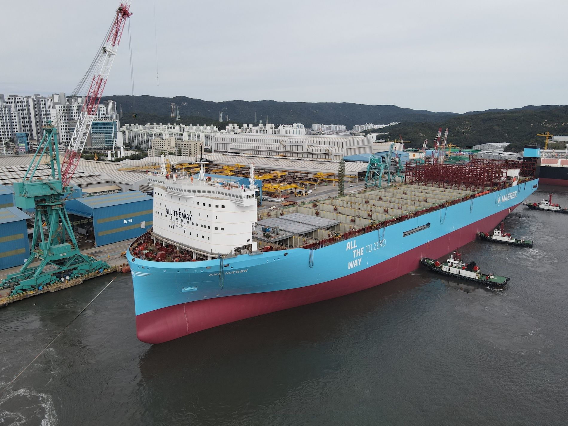 El buque tiene capacidad para transportar hasta 16.592 contenedores.