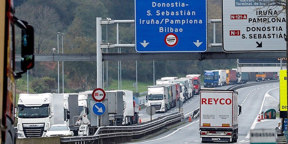 Aproximadamente 10.000 camiones cruzan diariamente la frontera por Irún en dirección a Europa.