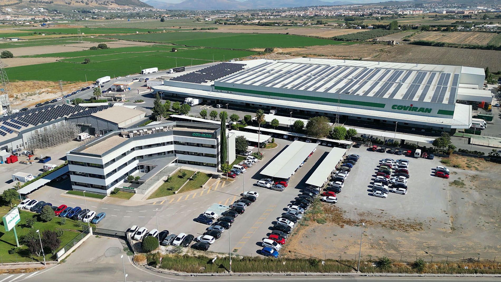 plataforma logistica central Coviran con paneles fotovoltaicos Atarfe