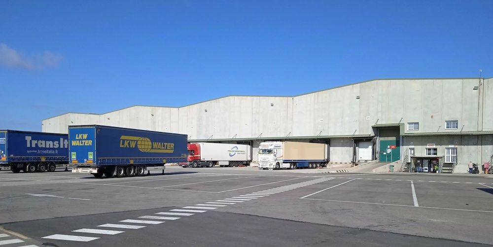 camiones en muelles activo logistico M7 en Valls Tarragona copia