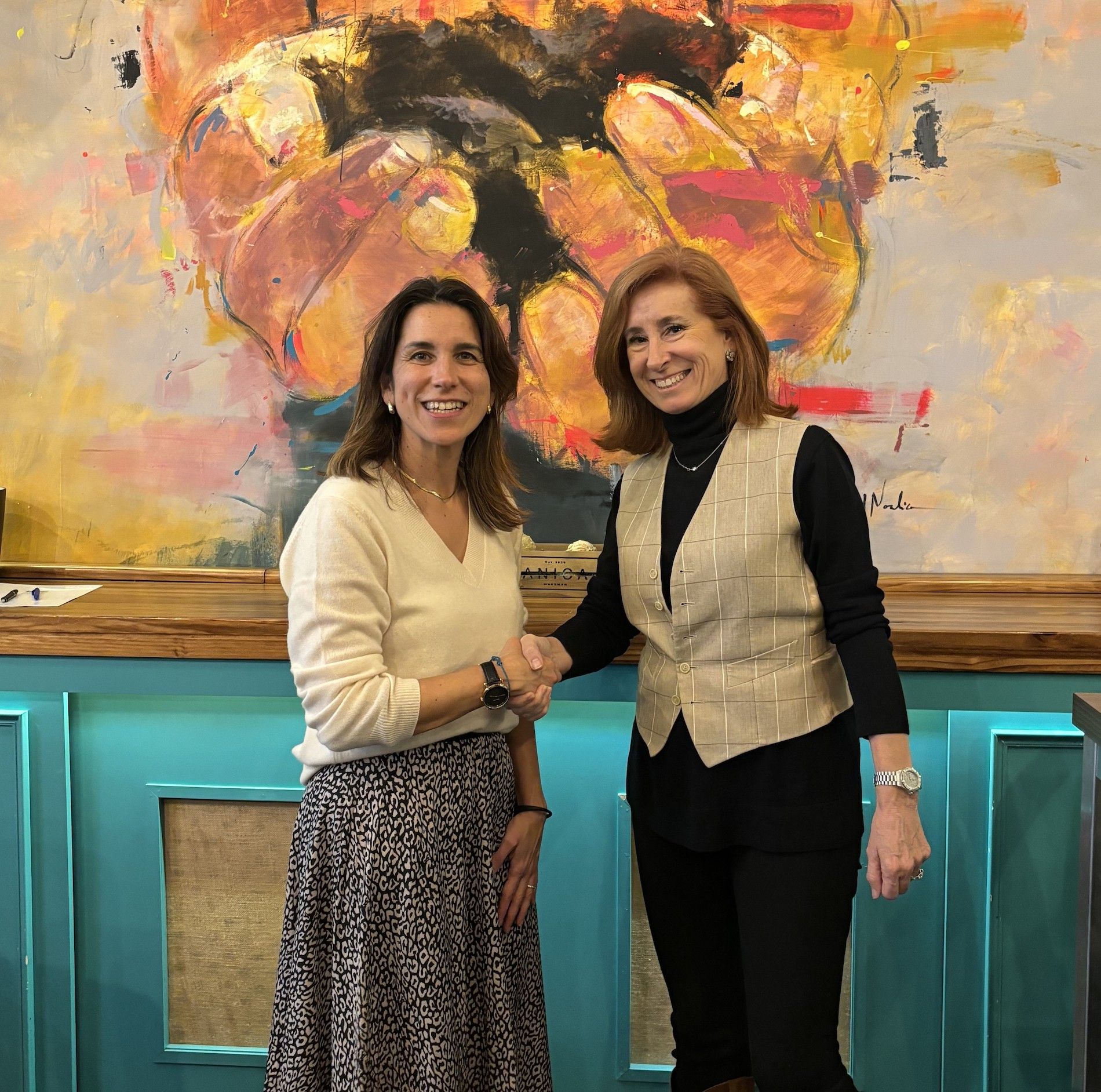El acuerdo fue firmado por Mercedes Pardo, presidenta de Educación Azul y por Marta Pérez Dorao, presidenta de InspiringGirls.
