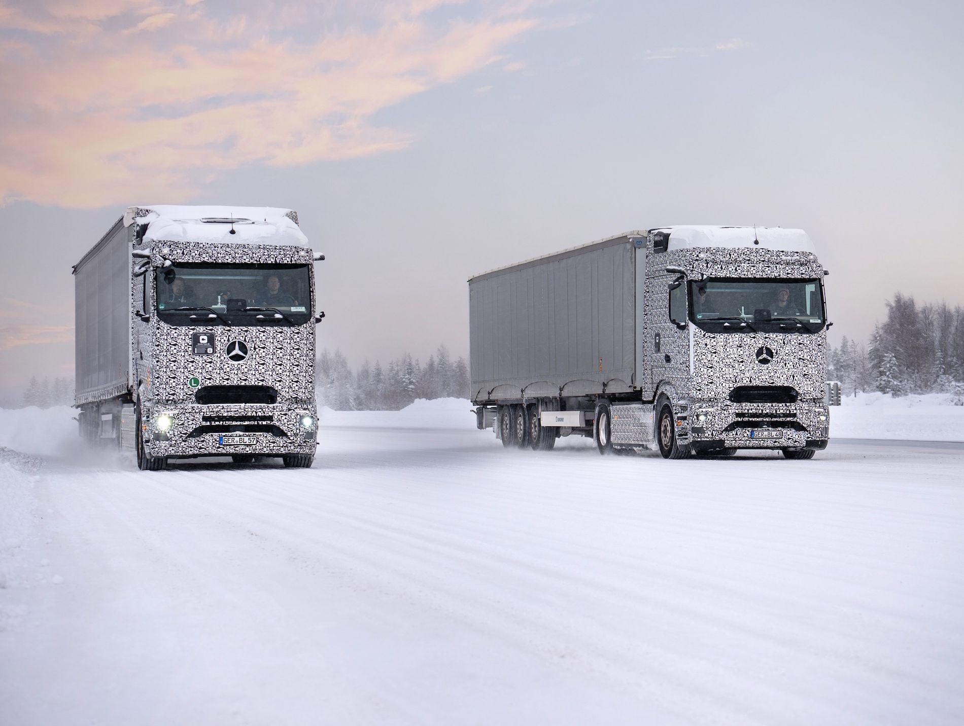 La elevada capacidad de la batería y un nuevo eje motriz eléctrico especialmente eficiente permiten al e-truck alcanzar una autonomía de 500 kilómetros.