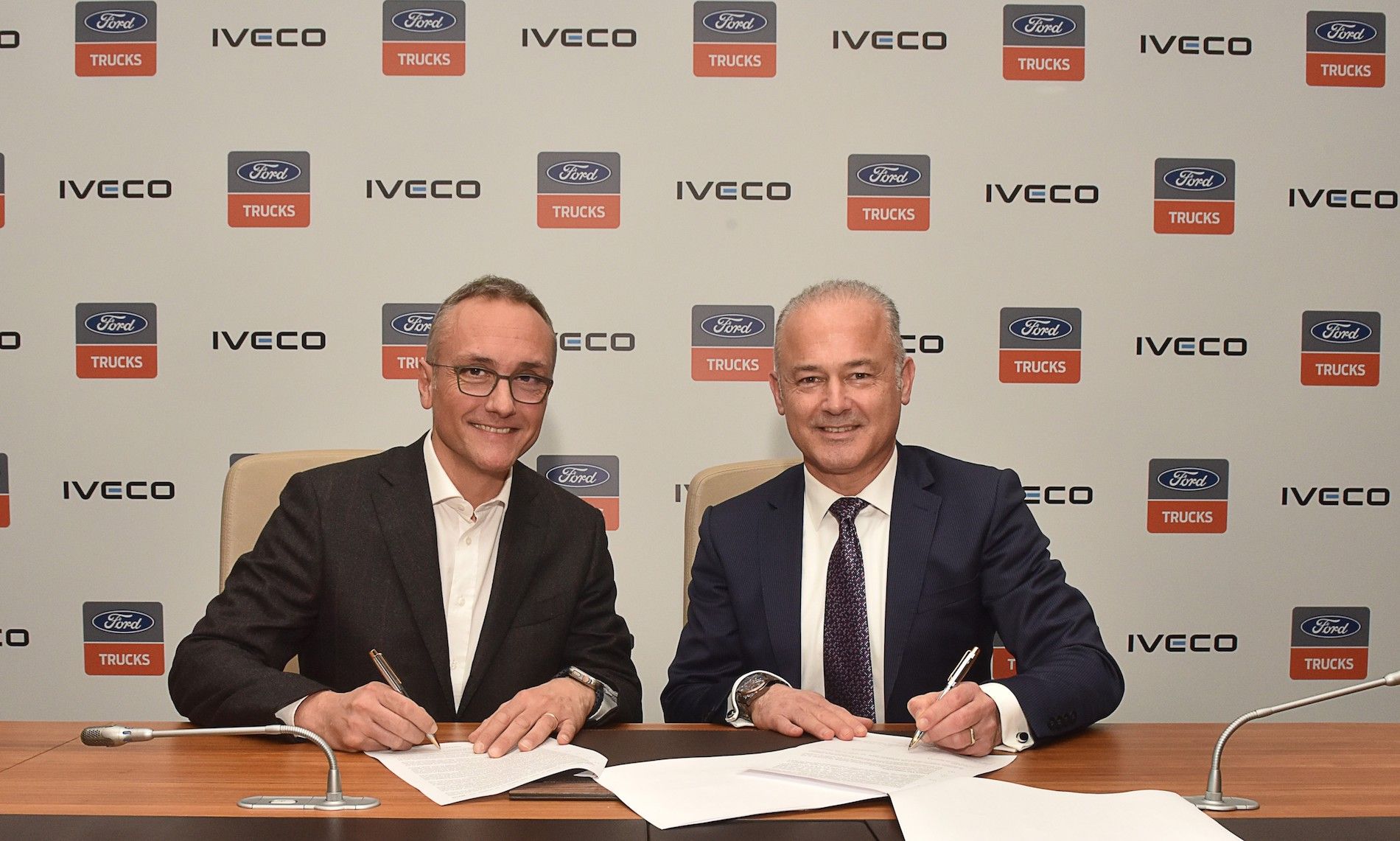 Luca Sra, presidente del área de Camiones de Iveco Group, y Güven Özyurt, director general de Ford Otosan, han rubricado el acuerdo.
