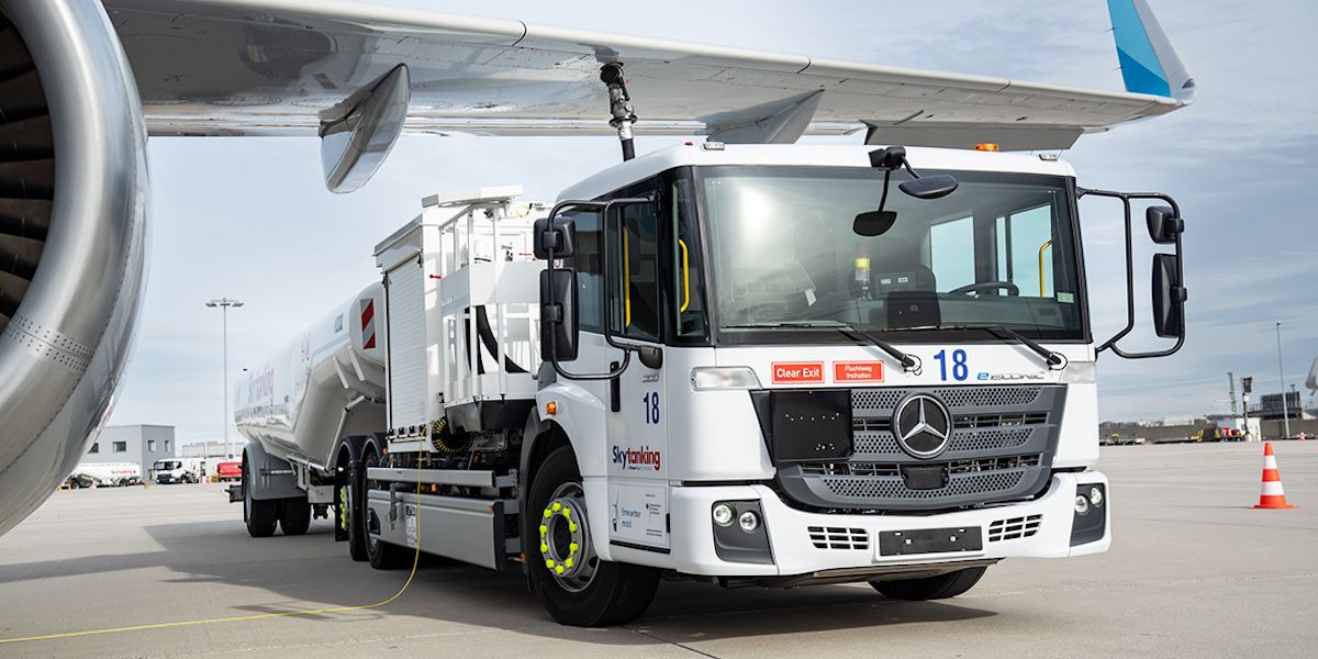 Mercedes Benz eEconic eRefueller aeropuerto repostaje avion Stuttgart