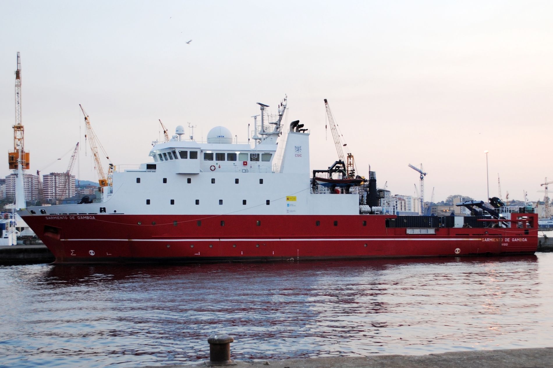 Las tres embarcaciones de investigación pesquera y oceanográfica son de propiedad gubernamental.
