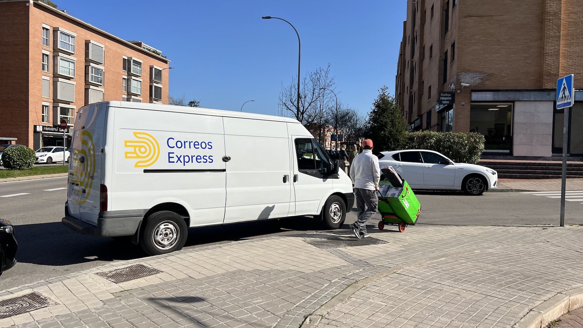 mensajero reparto furgoneta Correos Express distribucion paqueteria