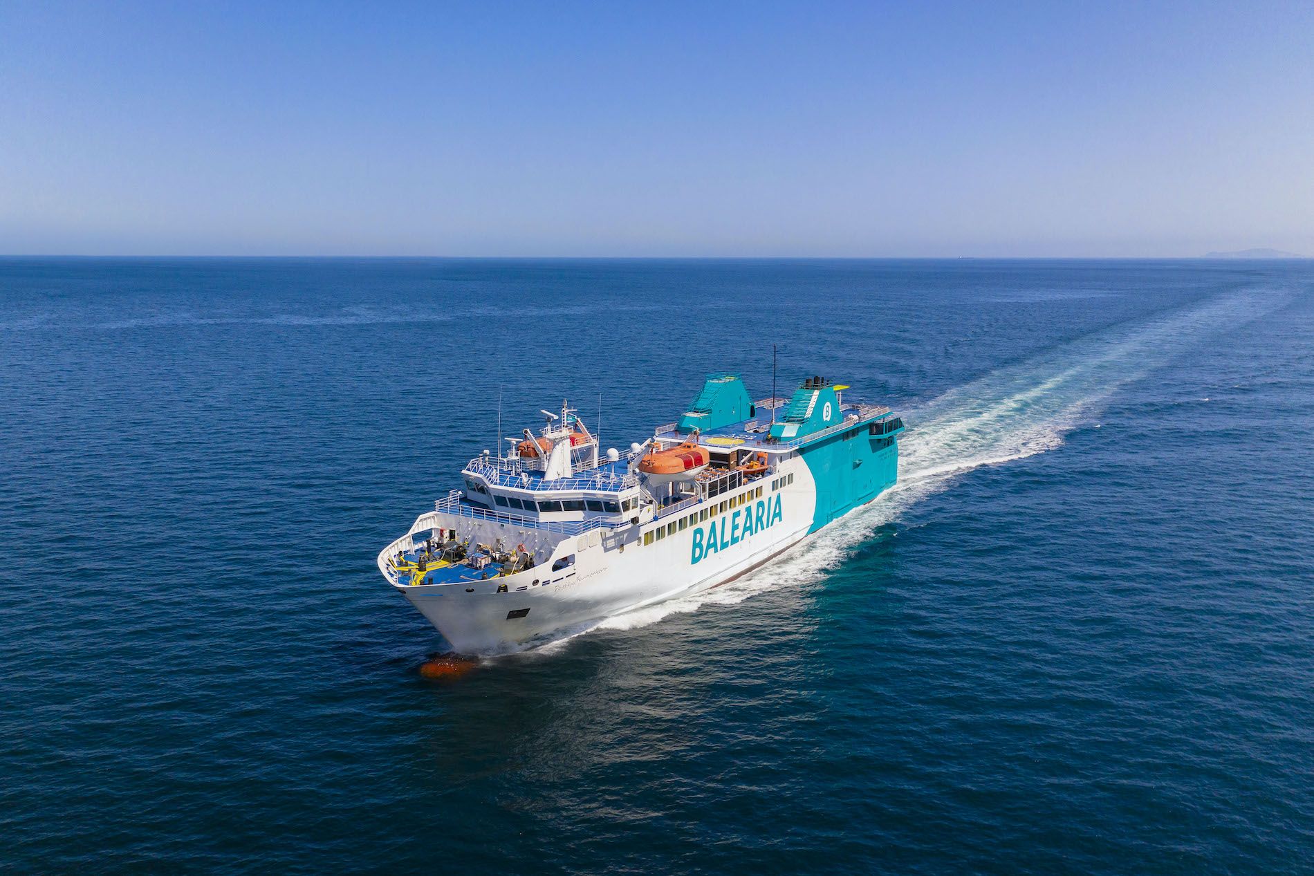 El ferry 'Passió per Formentera' cuenta con capacidad para 800 pasajeros y un centenar de vehículos.