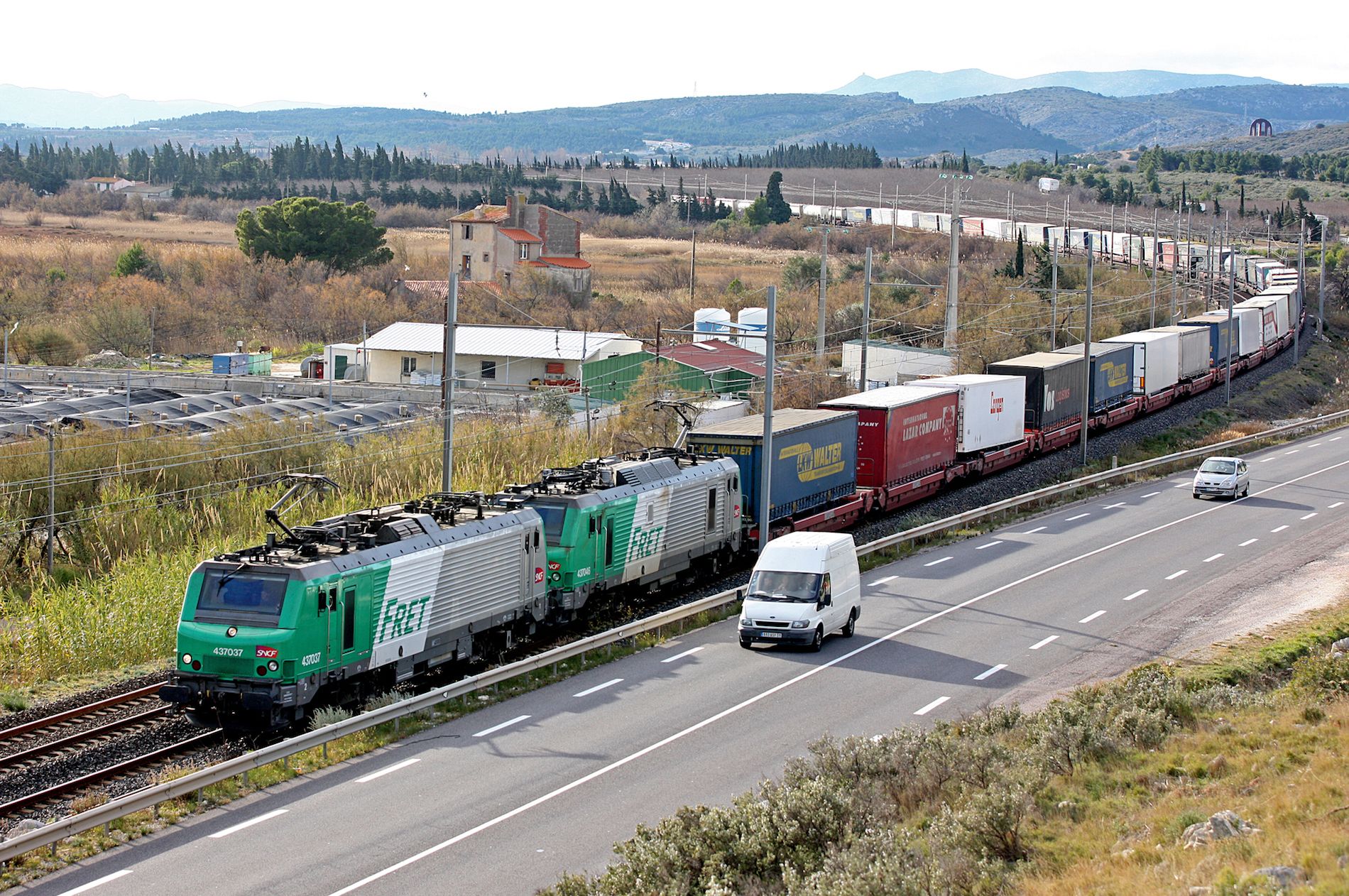 Los trenes utilizados pueden medir hasta 850 metros y transportar hasta 2.300 toneladas.