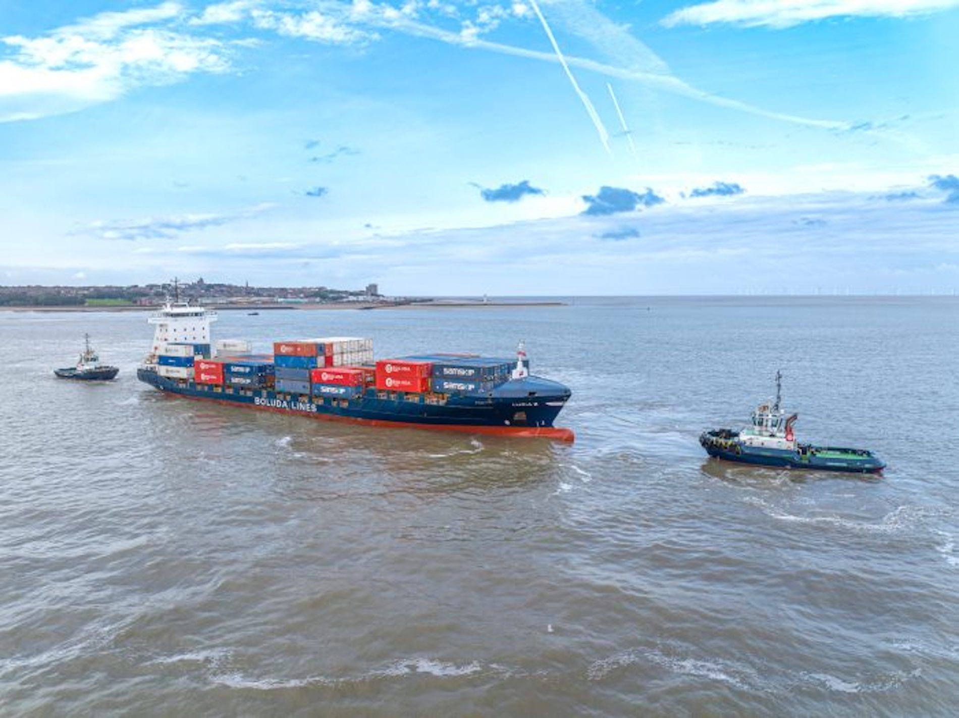 La línea está operada por un buque feeder con una capacidad nominal de 800 TEUs.