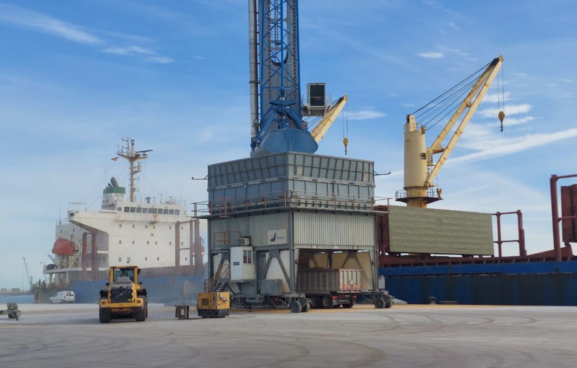 El puerto ha movido 1.523.143 toneladas de mercancías en marzo.