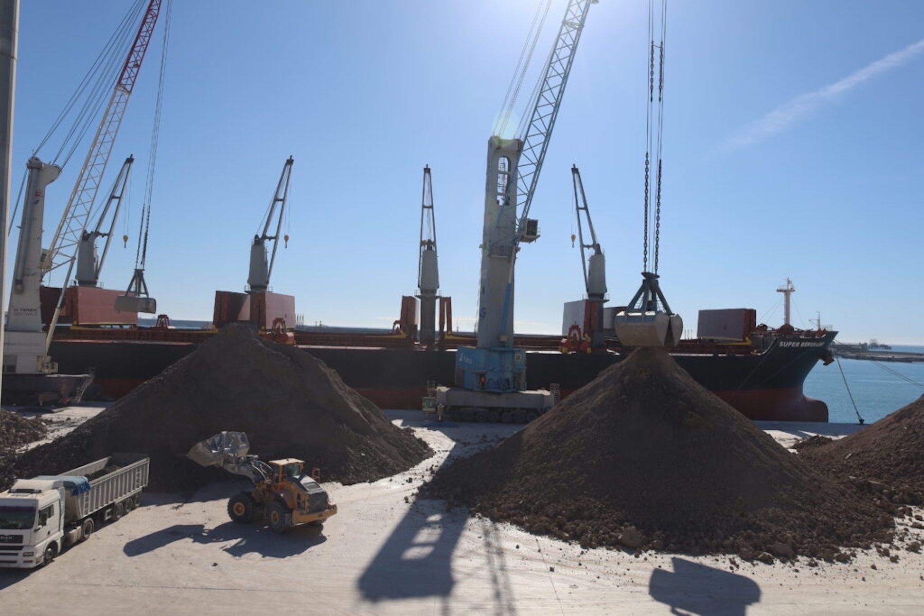 El 'Super Bergkamp' ha descargado 52.000 toneladas de arcilla en el enclave.