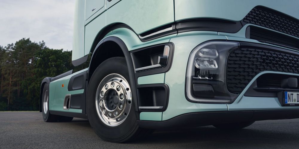 Toda la iluminación es de tecnología LED, desde los faros principales y las luces direccionales, a las luces laterales y traseras. Toda la iluminación es de tecnología LED, desde los faros principales y las luces direccionales, a las luces laterales y traseras.