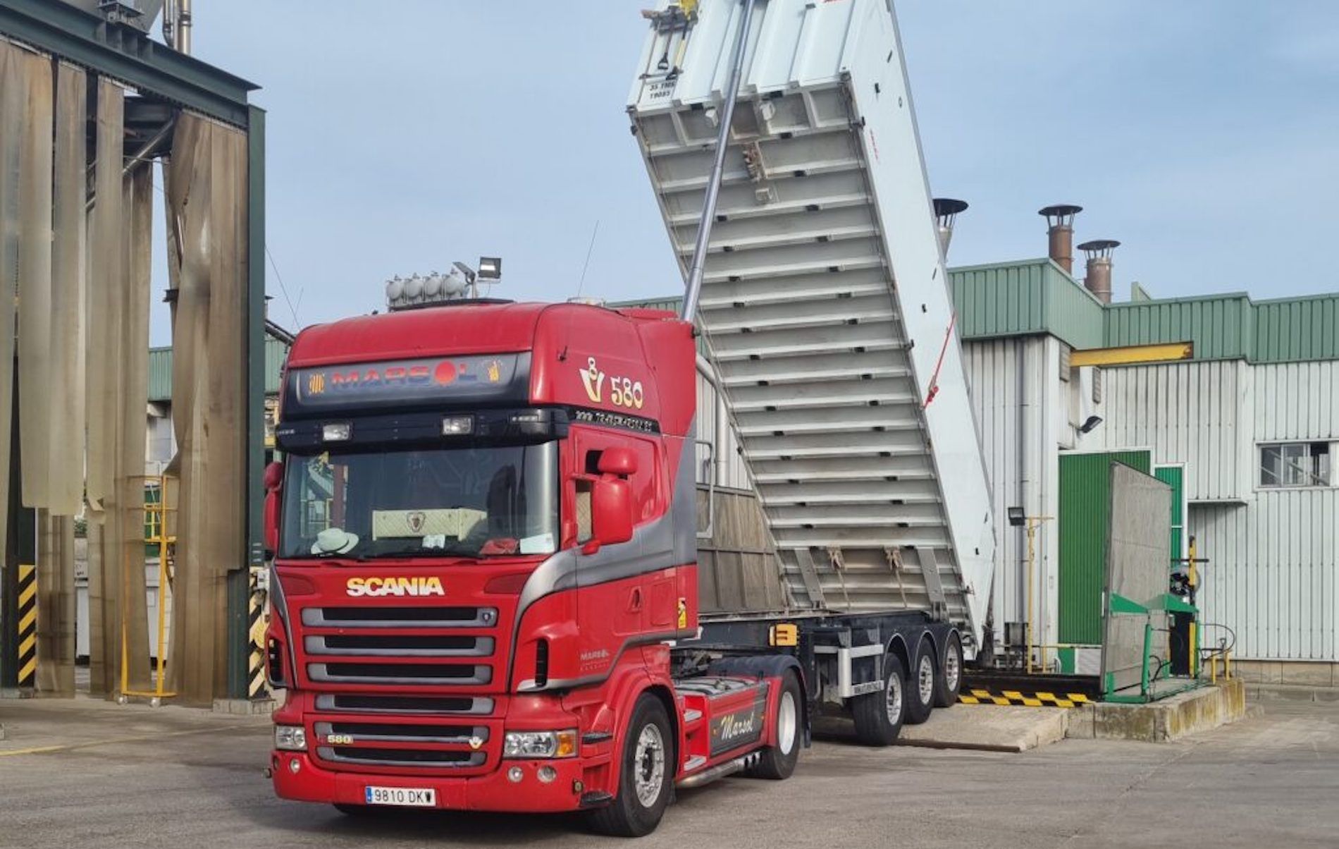 Basculants Miki Marsol opera una flota de 22 tractoras y 38 semirremolques.