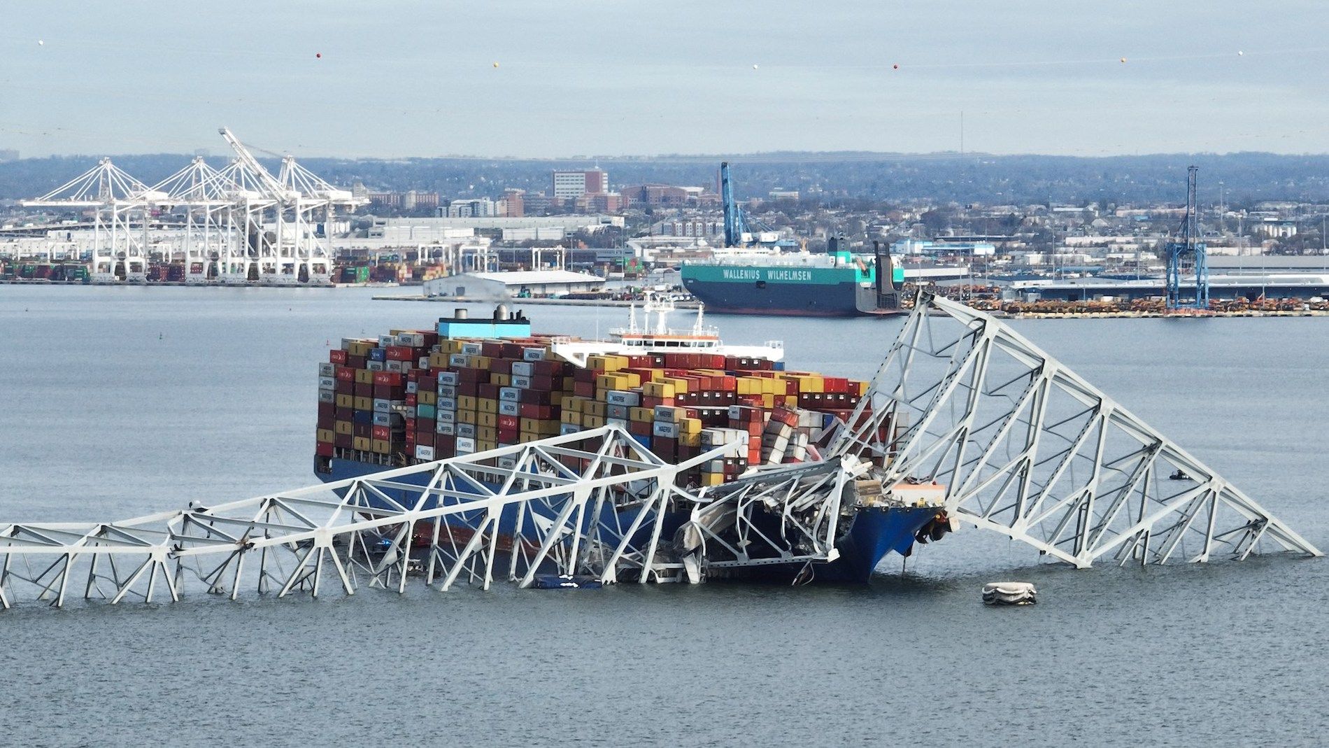 Las autoridades tienen previsto utilizar explosivos para retirar los restos del puente que mantienen atrapado al buque.