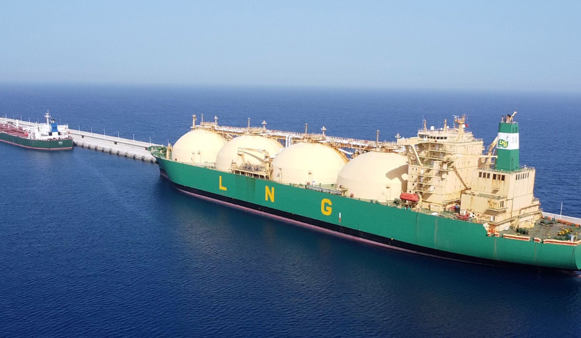 Los trabajos se desarrollan sobre el petrolero 'Sofía II' y el gasero 'LNG Bayelsa'.