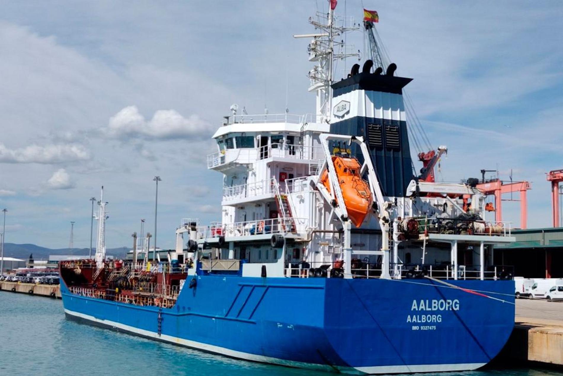 La gabarra cuenta con certificación como barco cisterna químico IMO II.