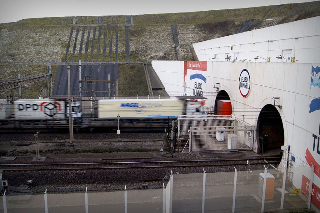 La lanzadera ferroviaria enlaza el puerto francés de Calais con el puerto británico de Dover.