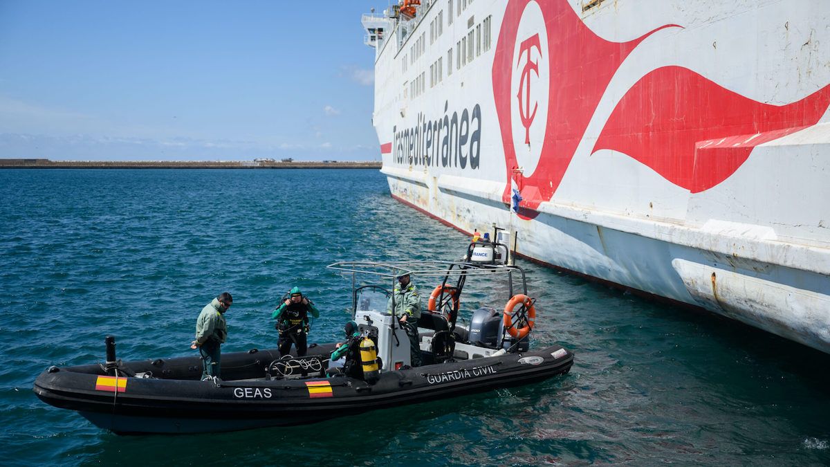 inspeccion guardia civil buque trasmediterranea puerto almeria