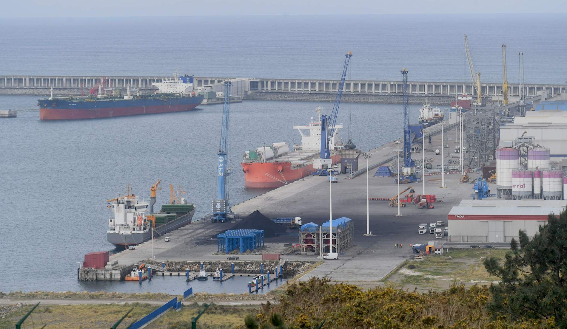 En las instalaciones del Puerto Exterior se han movido 817.000 toneladas de mercancías durante el cuarto mes del ejercicio.