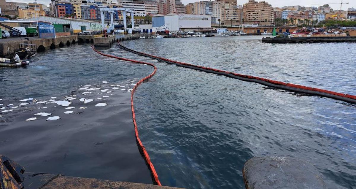 El vertido se produjo por una grieta en el forro del casco.