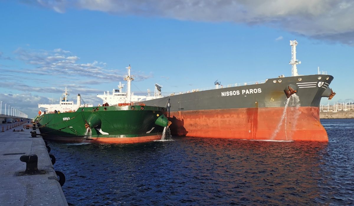 La operación ha permitido traspasar 90.277 toneladas de fuel desde el 'Sofía II' al 'Nissos Paros'.