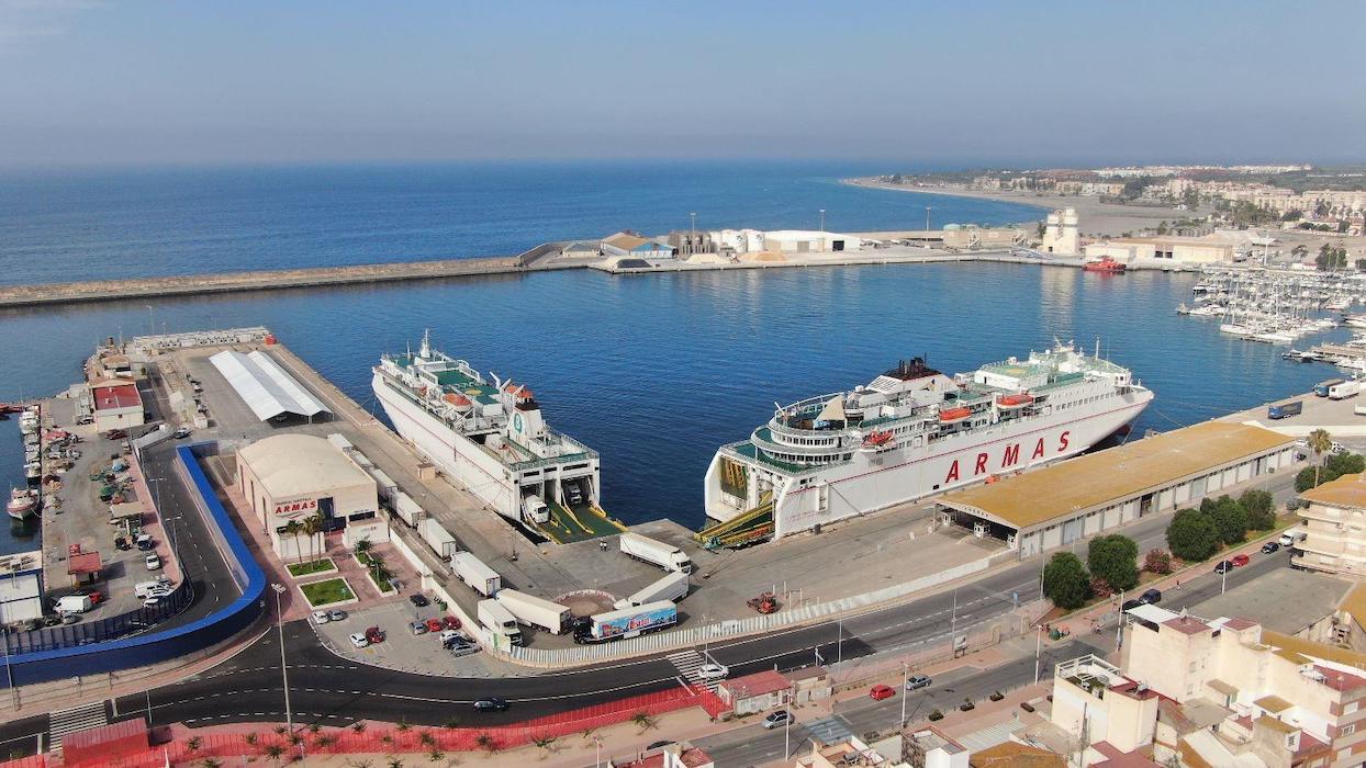 puerto motril vista aerea con buques roro atracados