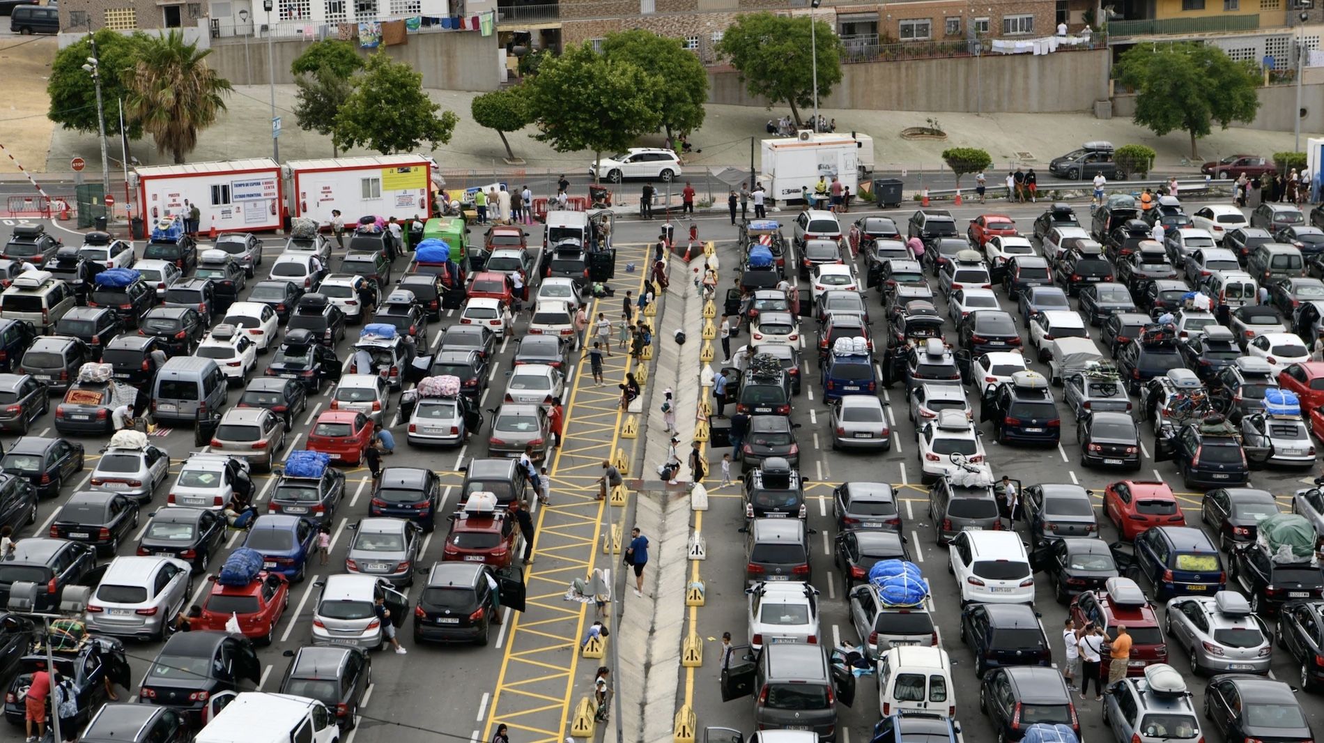 vehiculos esperan embarcar en operacion paso del estrecho