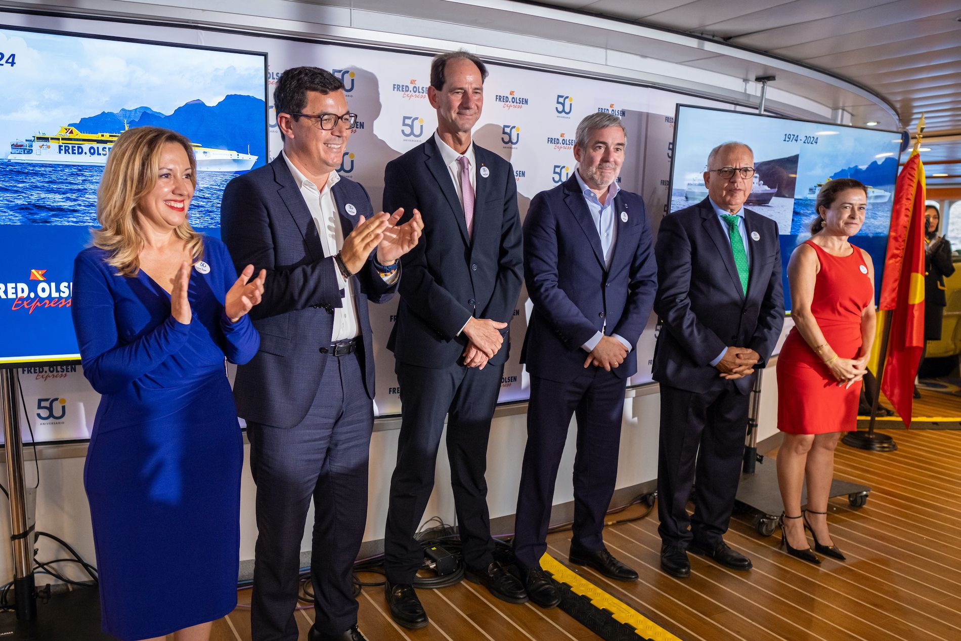 La travesía se ha realizado en el 'Benchijigua Express', que también albergó el acto institucional de aniversario.