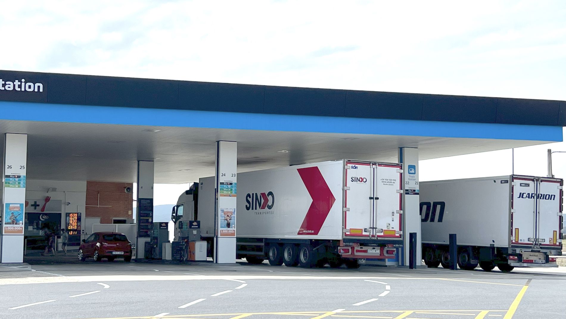 frigos Transportes Sindo y J. Carrion en gasolinera Repsol