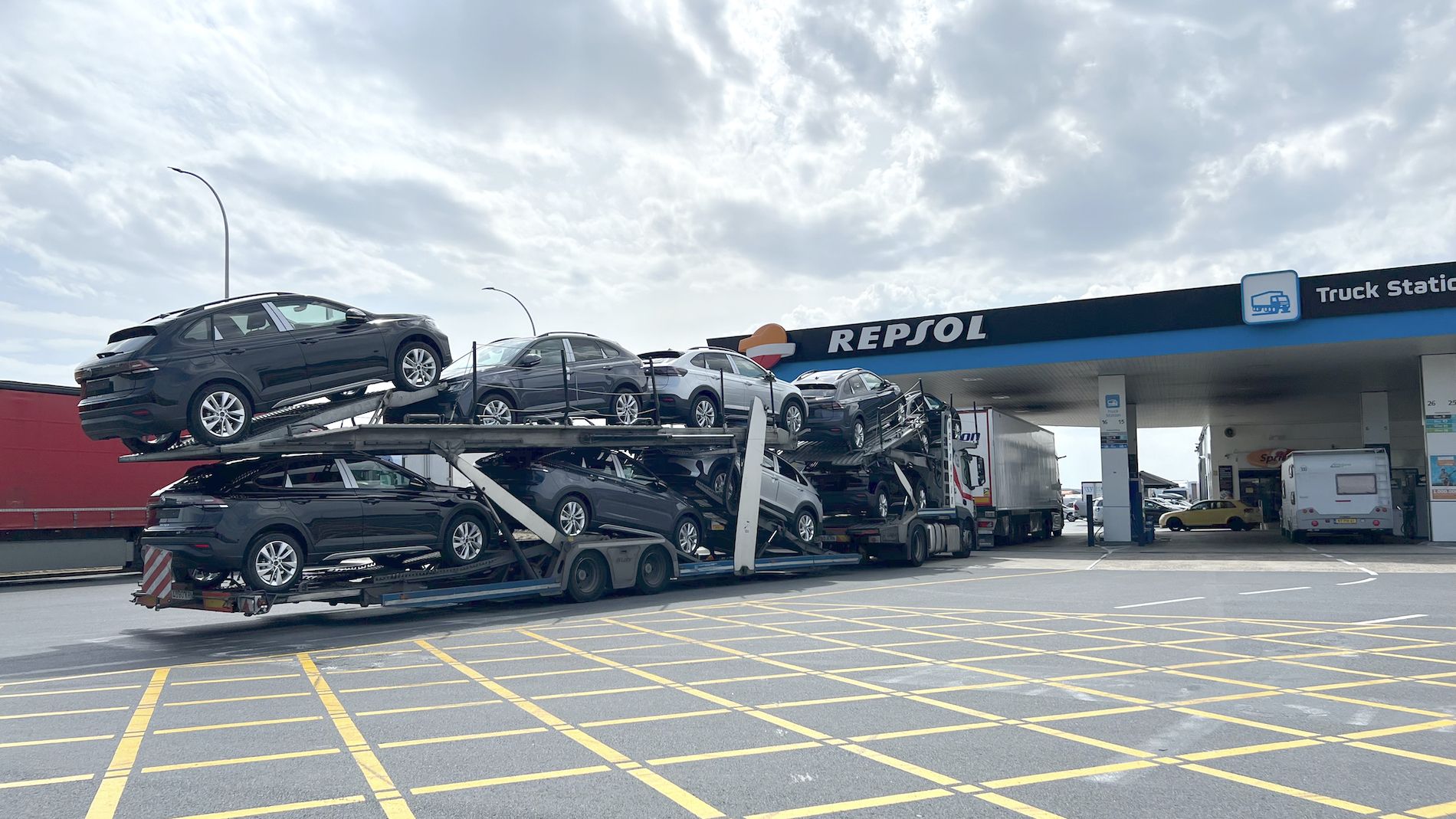 portavehiculos en gasolinera EESS Repsol Truck Station