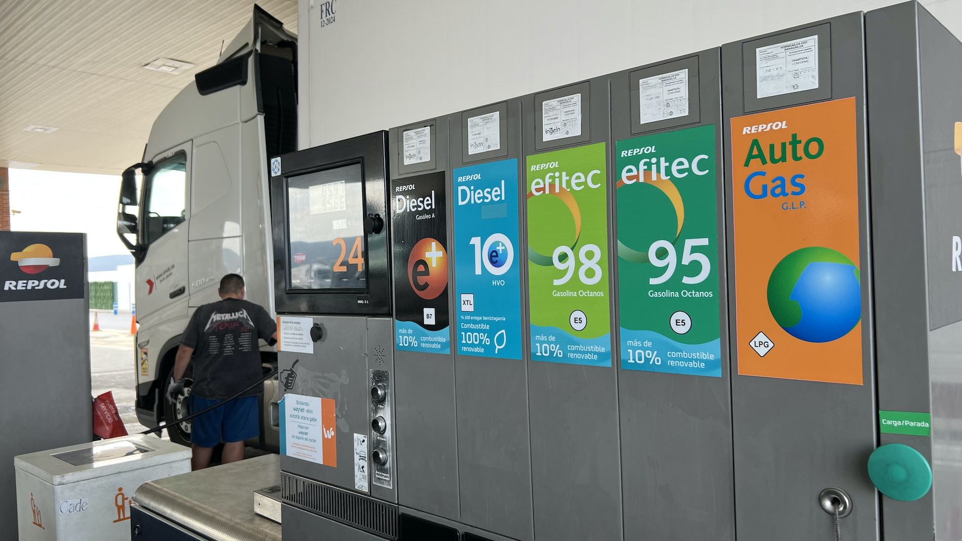 surtidor producto con precios combustible en gasolinera Repsol con conductor camion repostando diesel HVO surtidor producto con precios combustible en gasolinera Repsol con conductor camion repostando diesel HVO