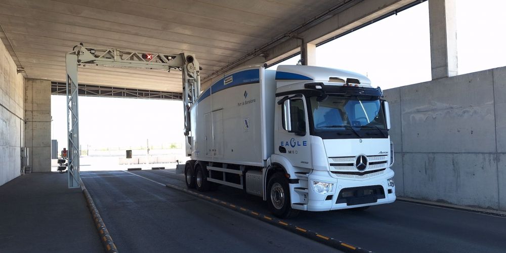 camion en Zona de Inspeccion Secundaria puerto Barcelona camion en Zona de Inspeccion Secundaria puerto Barcelona