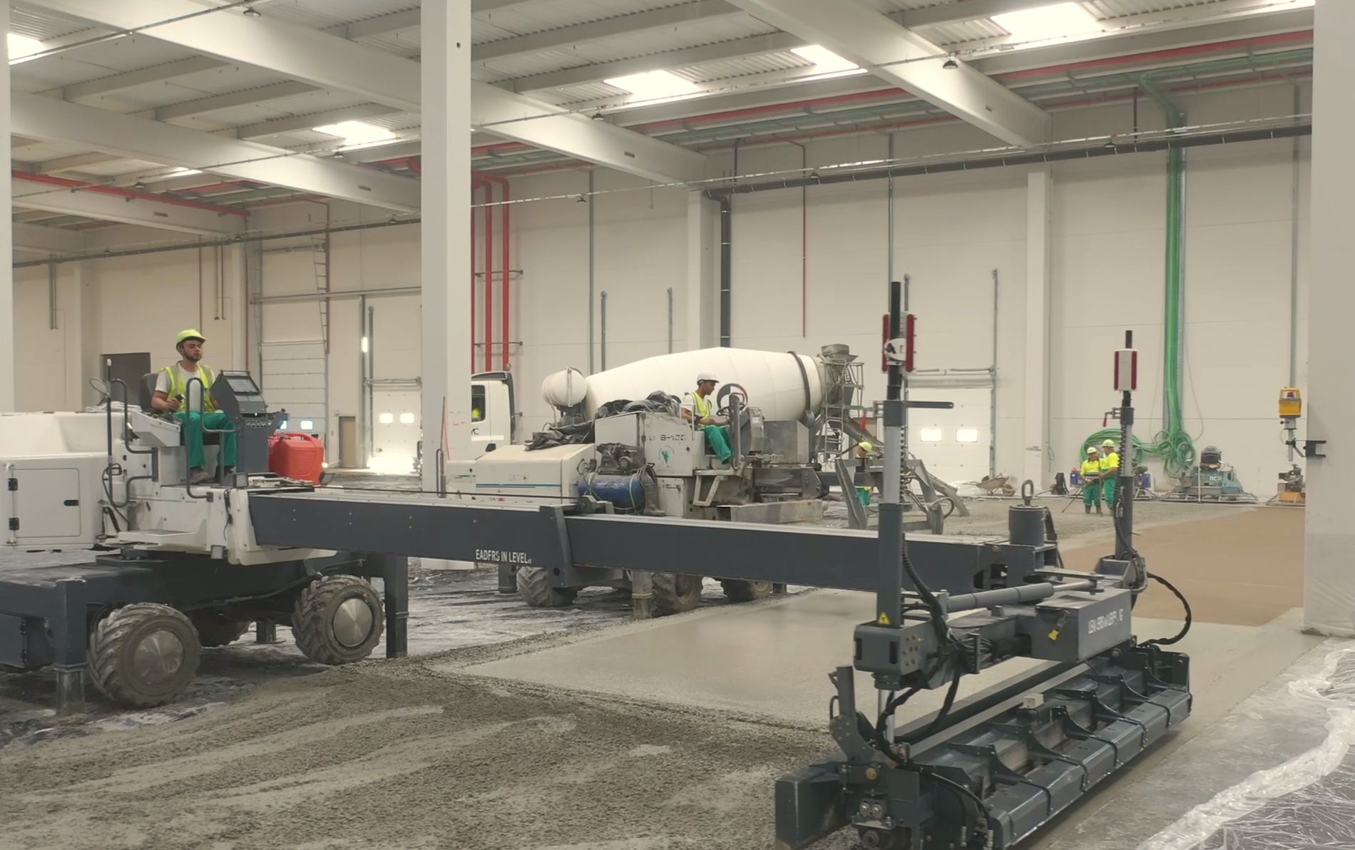 Bridgestone Eigo Centro Logístico Burgos extendiendo solera Bridgestone Eigo Centro Logístico Burgos extendiendo solera