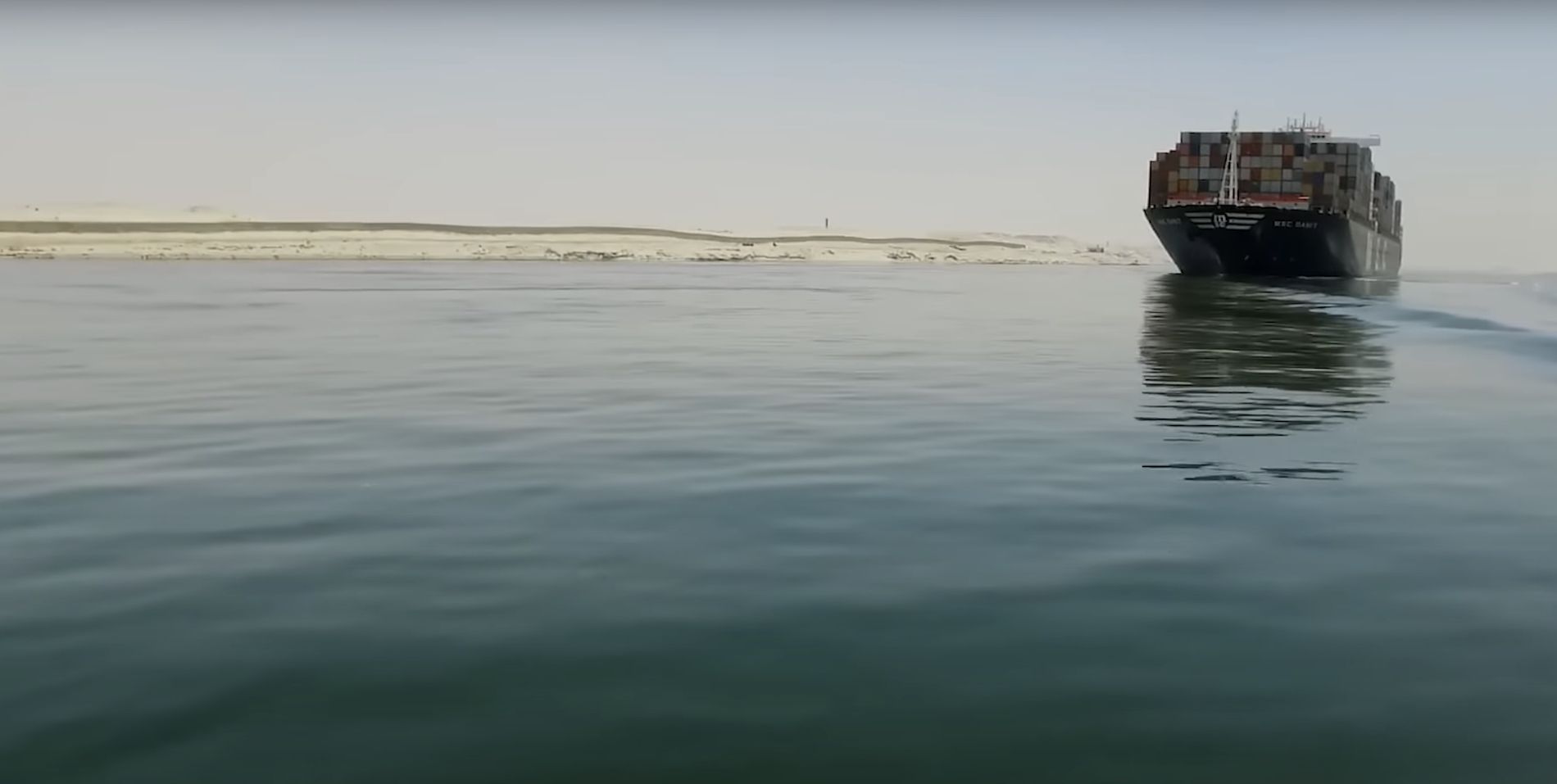 portacontenedores en canal de Suez