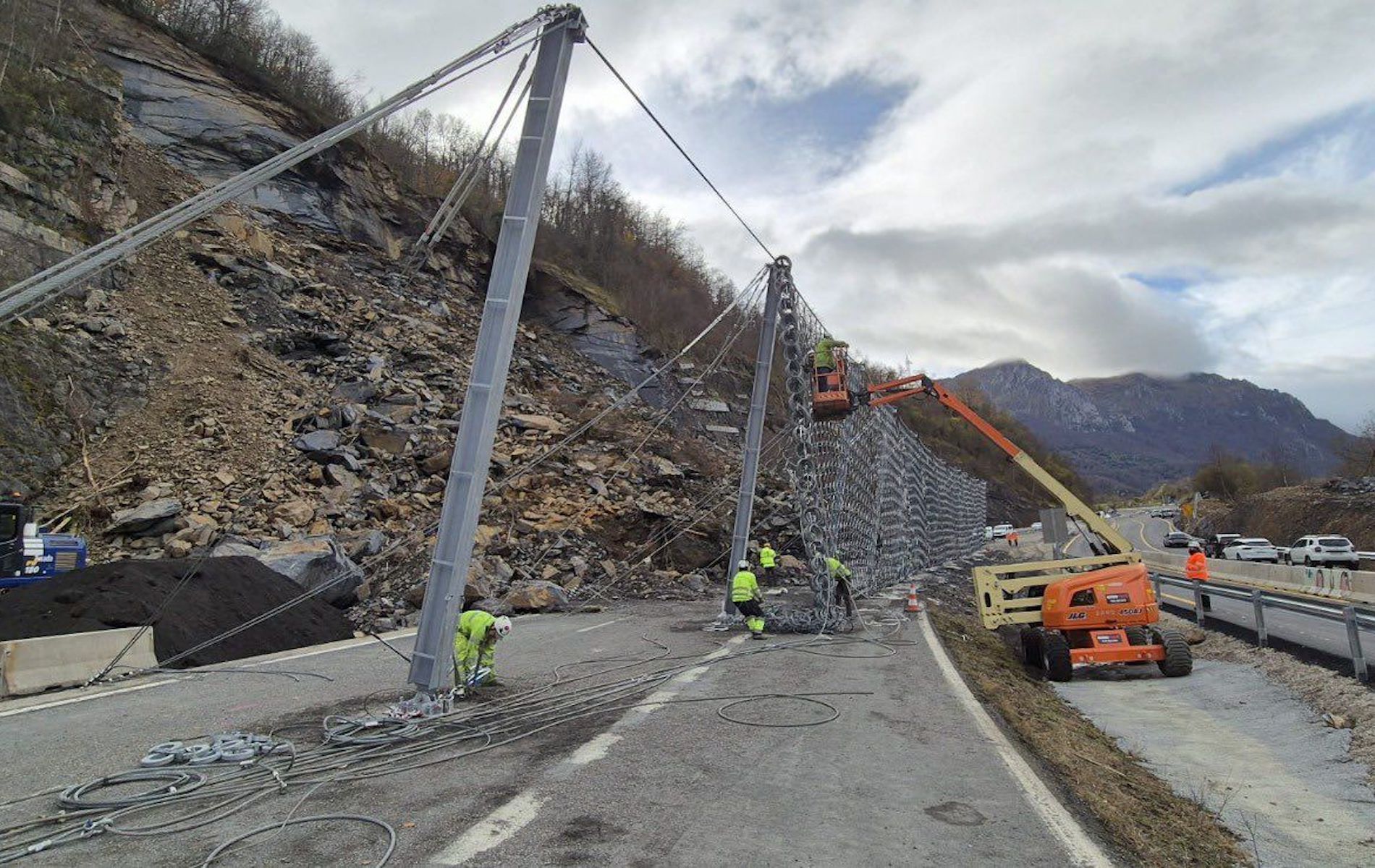 El incidente ha provocado largos desvíos de tráficos y más costes.