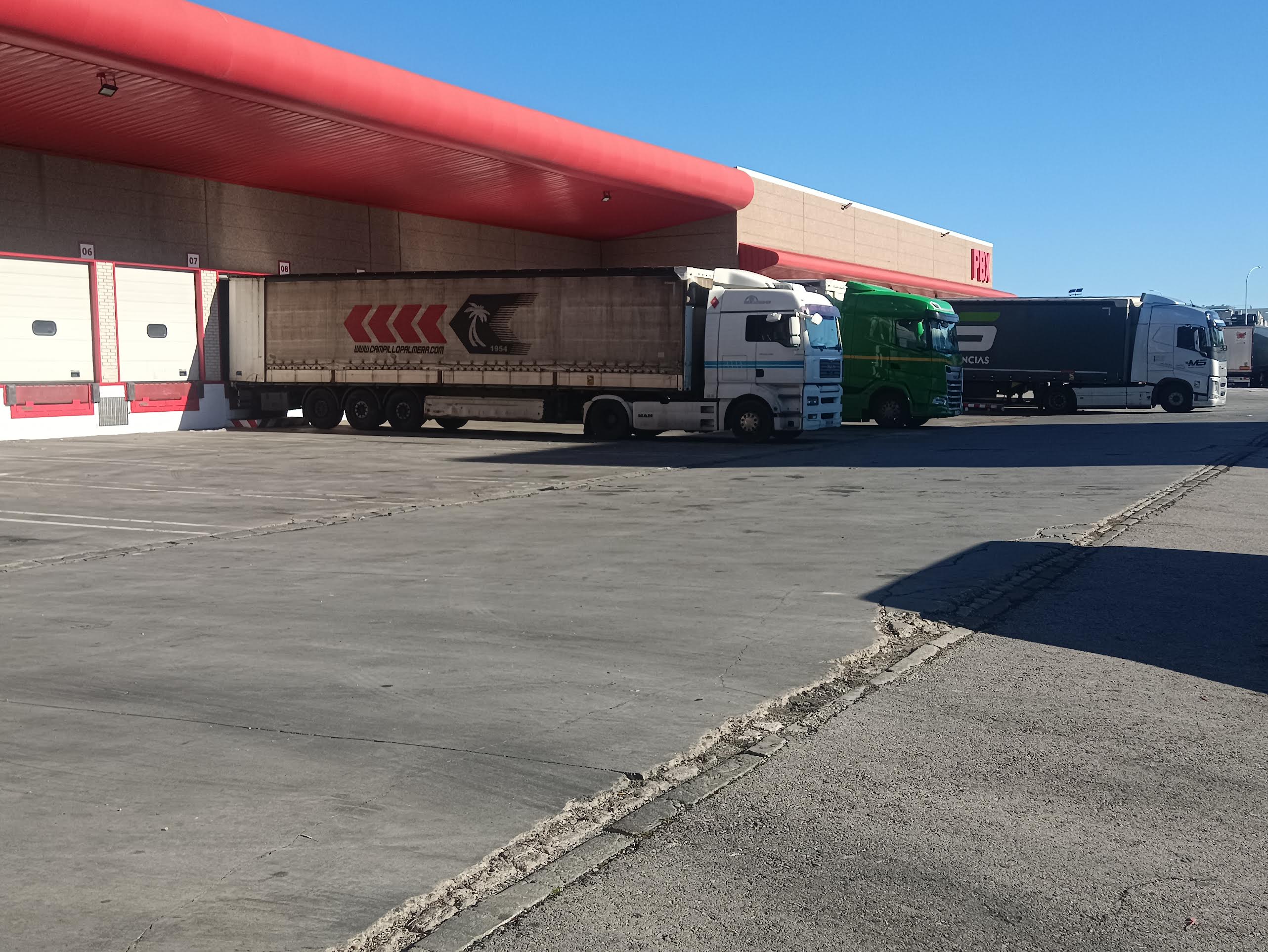 Camiones nave Palibex Madrid Camiones nave Palibex Madrid