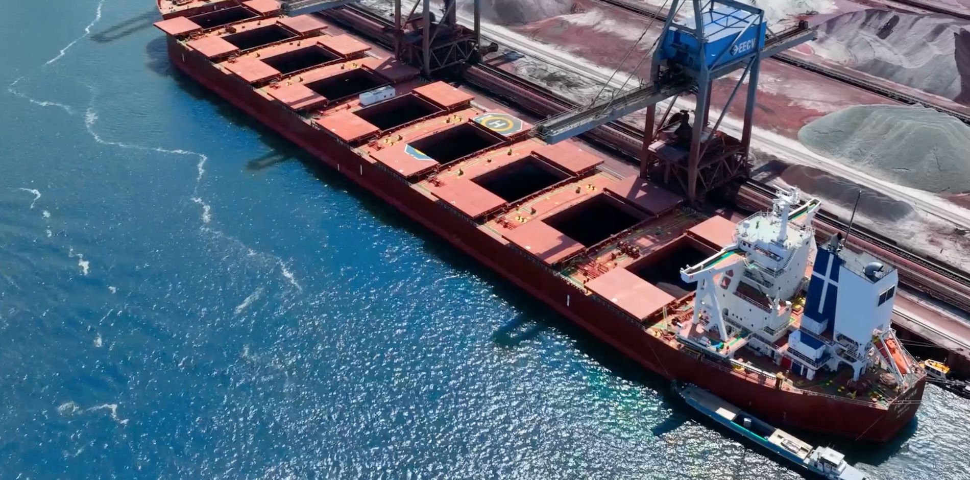 carga de barco granelero amarrado