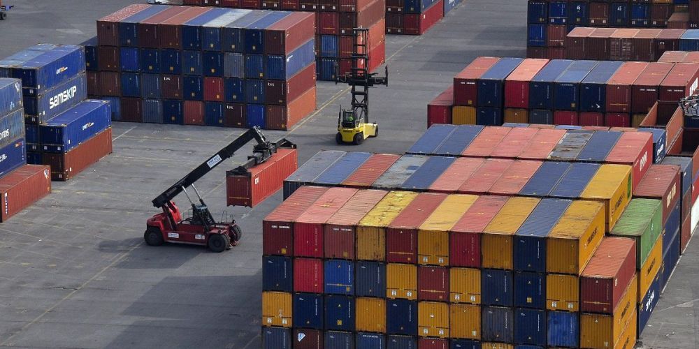 85contenedores en playa apilados 85contenedores en playa apilados