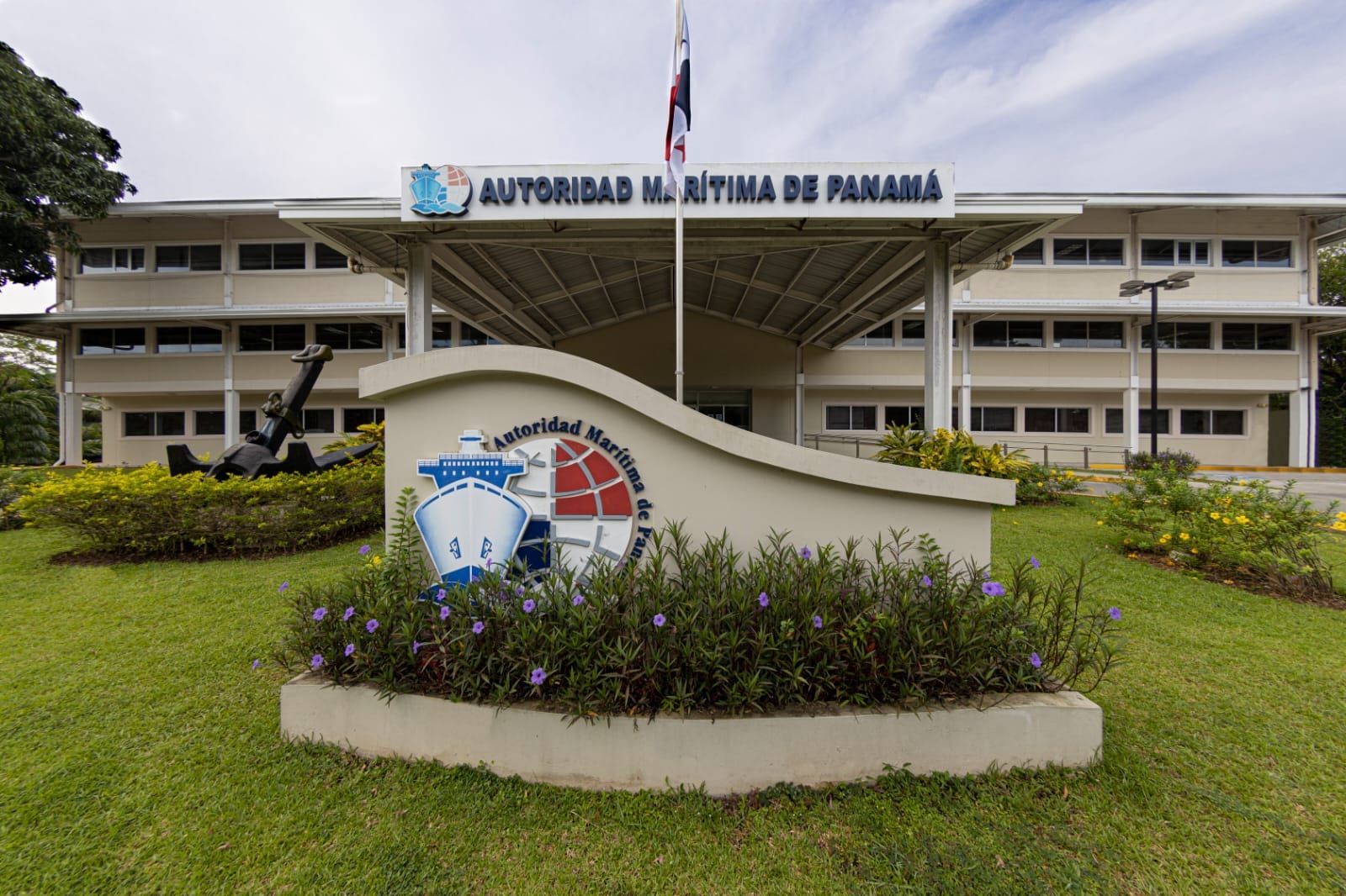 El Canal de Panamá reduce a 32 el número de tránsitos diarios, frente a los 36 que permitía antes de las restricciones introducidas en septiembre.