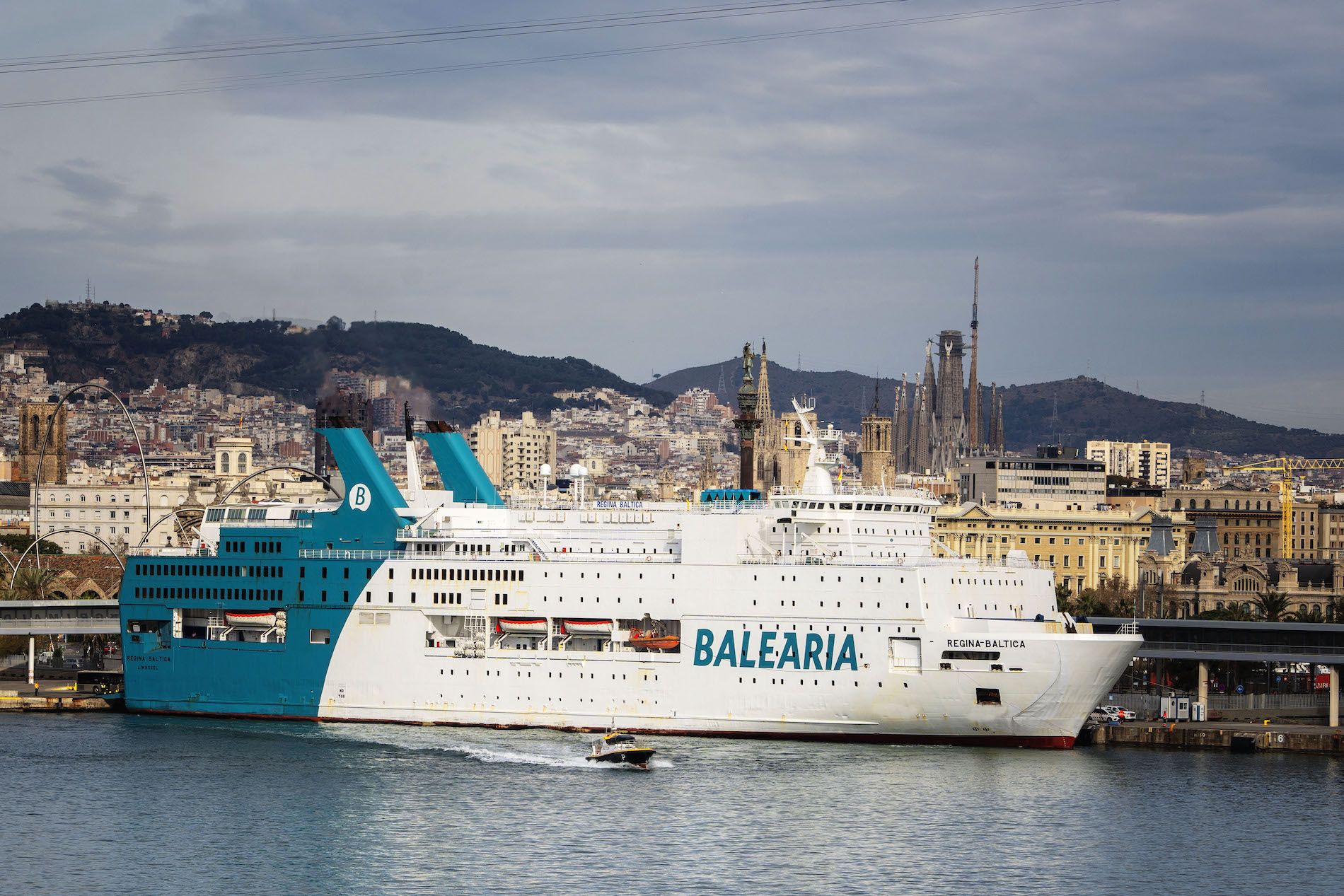 Balearia realiza conexiones diarias desde la capital catalana con Mallorca, Menorca, Eivissa y Formentera.