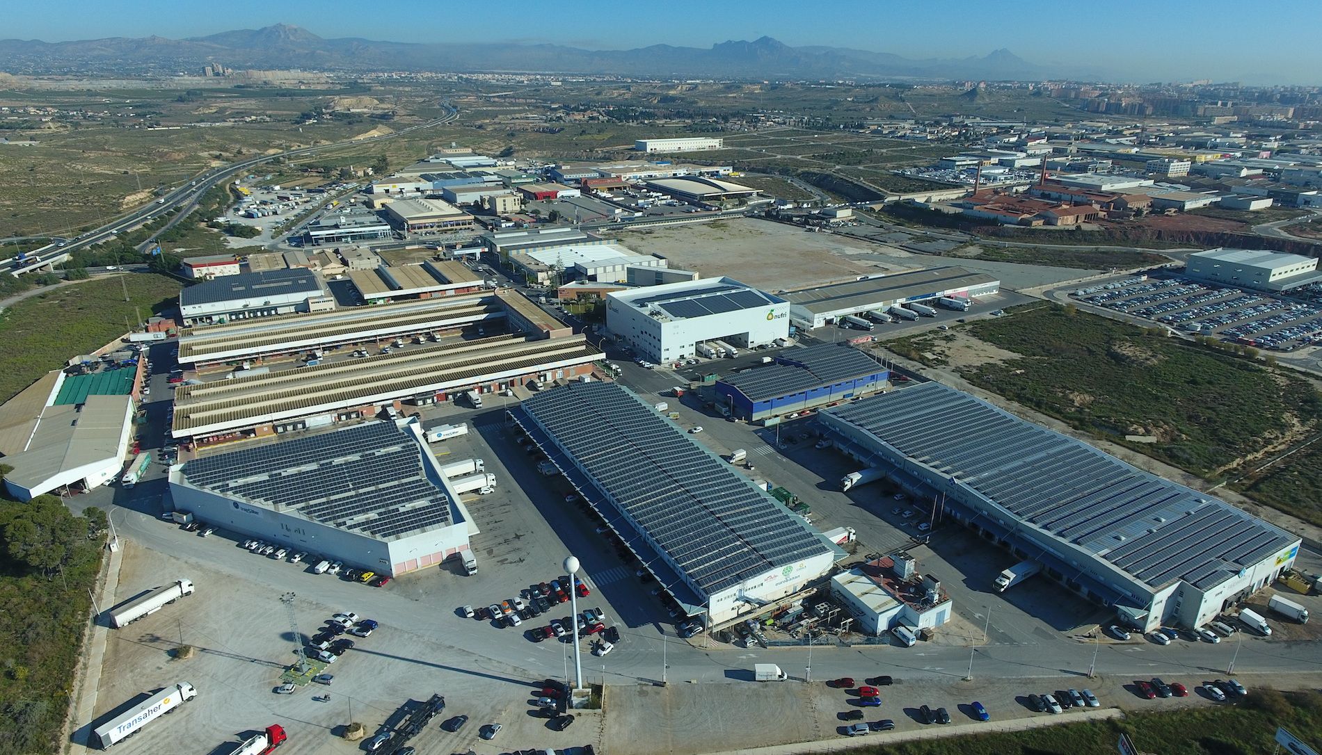 La nave es de uso industrial y está equipada con muelles.