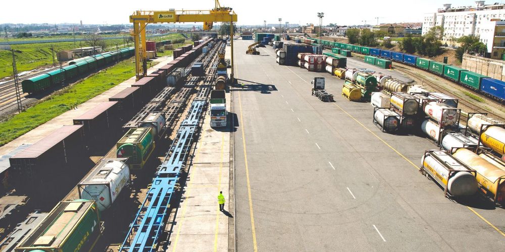 terminal intermodal de La Negrilla de Adif en Sevilla
