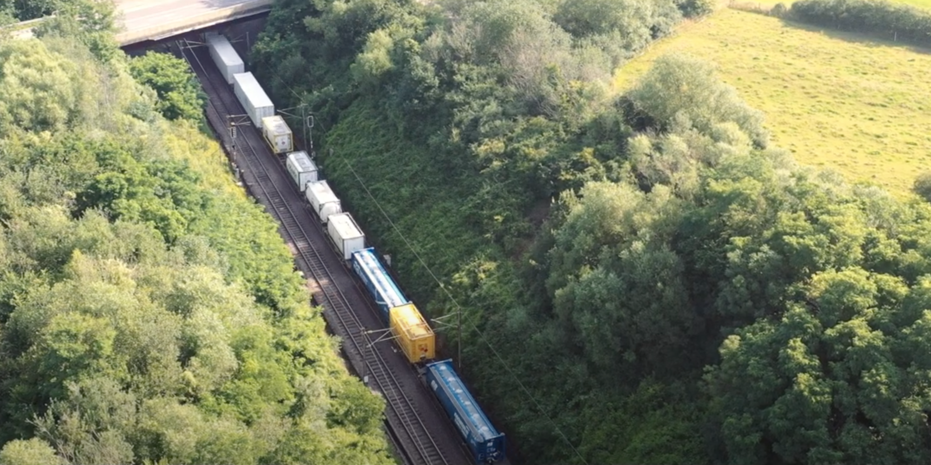 ferrocarril en paisaje verde medioambiental